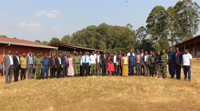 fdnbbi's tweet photo. Le président du comité de pilotage du projet «Ewe Burundi urambaye » le Général Prime Niyongabo a tenu une réunion à Gitega à l’intention des nouveaux gouverneurs des provinces et d’autres responsables du projet pour leur expliquer le rôle qu’ils doivent jouer pour sa réussite. https://t.co/l9ojhSto4k
