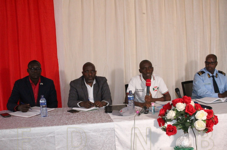 fdnbbi's tweet photo. Le président du comité de pilotage du projet «Ewe Burundi urambaye » le Général Prime Niyongabo a tenu une réunion à Gitega à l’intention des nouveaux gouverneurs des provinces et d’autres responsables du projet pour leur expliquer le rôle qu’ils doivent jouer pour sa réussite. https://t.co/l9ojhSto4k