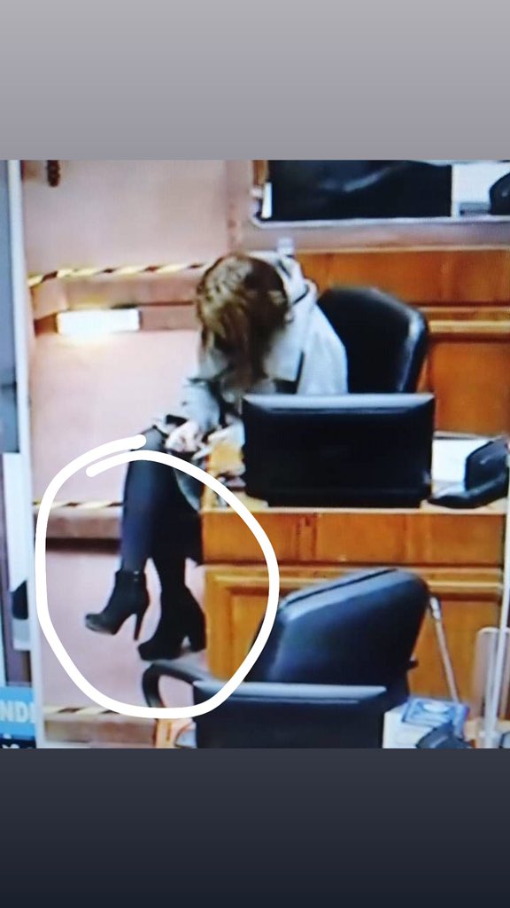 natytabq's tweet photo. Está bien que no te laves el pelito porque hace frío, pero parece que estabas tan apurada en la mañana que te pusiste los zapatos cambiados Jacqueline Van Rysselberghe https://t.co/WGnXoi2GeK