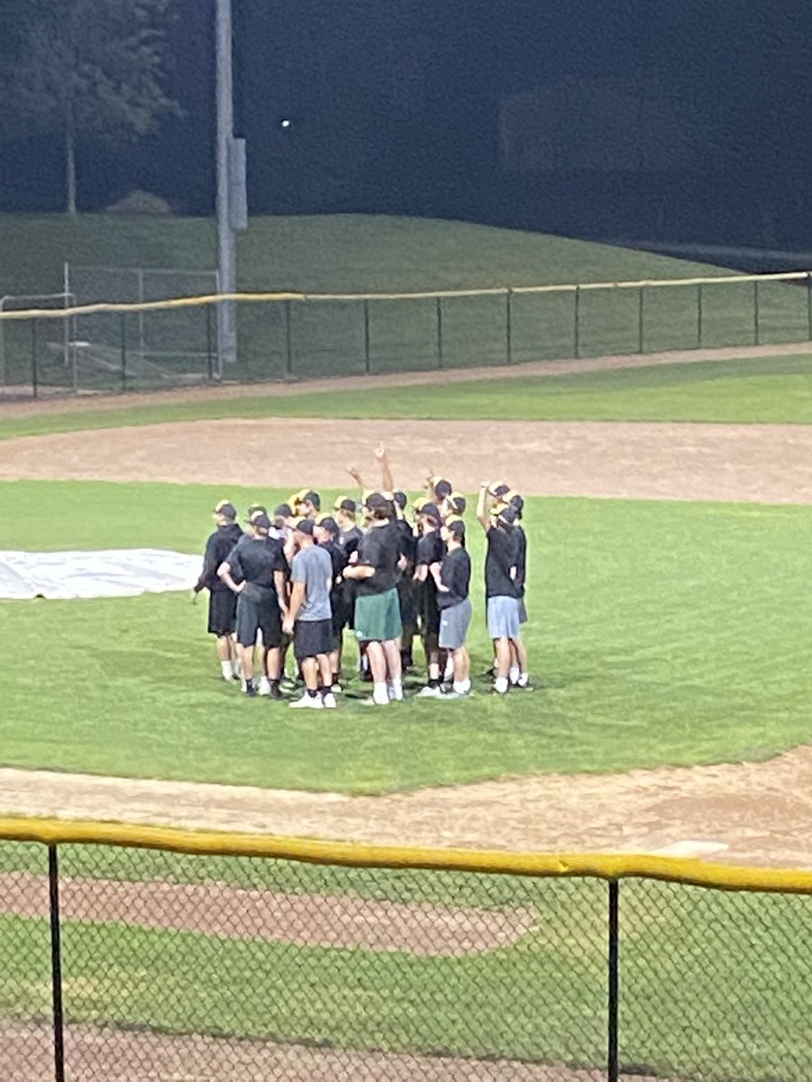 TylerHotz's tweet photo. Apologies for the lights and noise! #mphawks https://t.co/tbs2ScQUfC