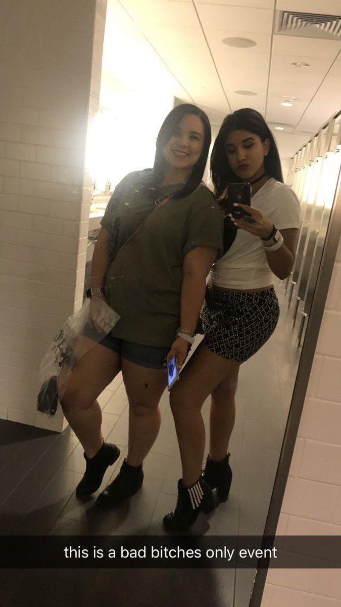 jomyxjomax's tweet photo. it was a bad bitches only event. no lie. #repTourMetlife Night 3 🙌🏽🥂 2 years ago @_zuli3_ !! 😭🖤 https://t.co/VHvCaqLhqG