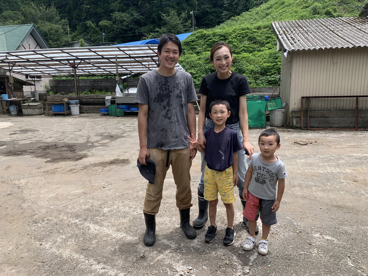 高橋博之 ポケマル代表 ヤマメは 共食いして大きく成長したやつが抜群に美味いらしい 刺身にしてもイケる 動画にあるように 同じ時期に稚魚として池に入れたのに 3ヶ月とかでこんなにサイズに差が出るから驚きだ ちなみに オカマも美味いのだとか