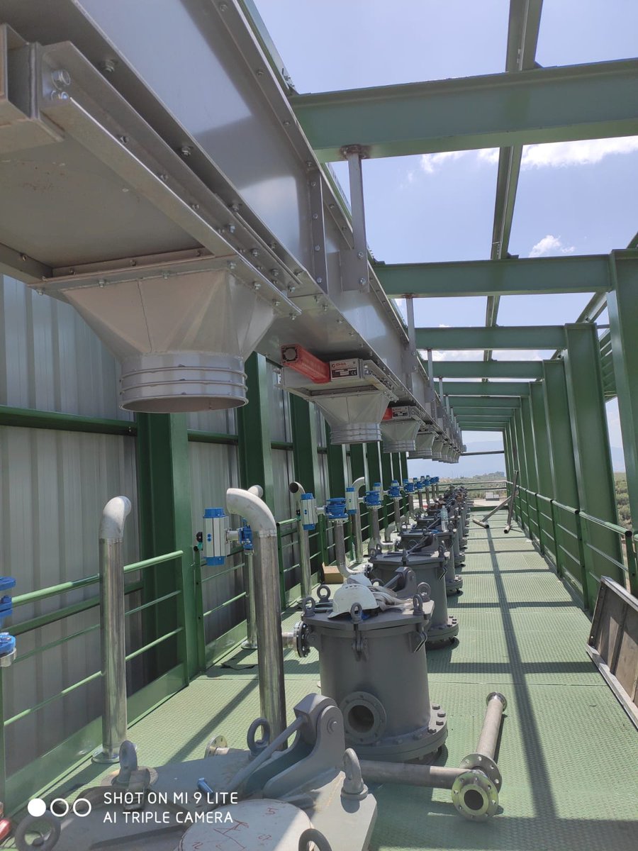 Finalizado el montaje de este redler de 29 metros para la alimentación de la extractora.

El transportador de cadena, redler, es ideal para transportar todo tipo de productos granulados. Tiene un sistema constatado, de larga duración y de mantenimiento mínimo.