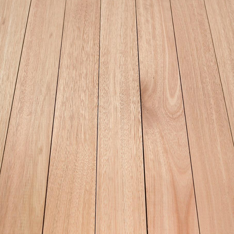 Timbmet's tweet photo. Red Grandis is a great alternative to traditional species like Cedar or Larch. Clean faces, long lengths and takes a stain/lacquer really well.
Why not try Red Grandis on your next project?
#redgrandis #urufor #timbmet #cladding https://t.co/IhgqUeTyLB