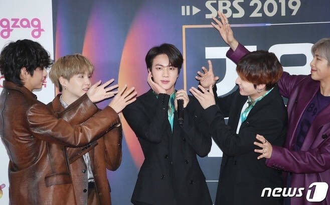 Alevqnterelle's tweet photo. Our kings with prince .#bangtankings #MTVHottest #bts @BTS_twt #TXT #txtandbts https://t.co/qecifMV3Qz