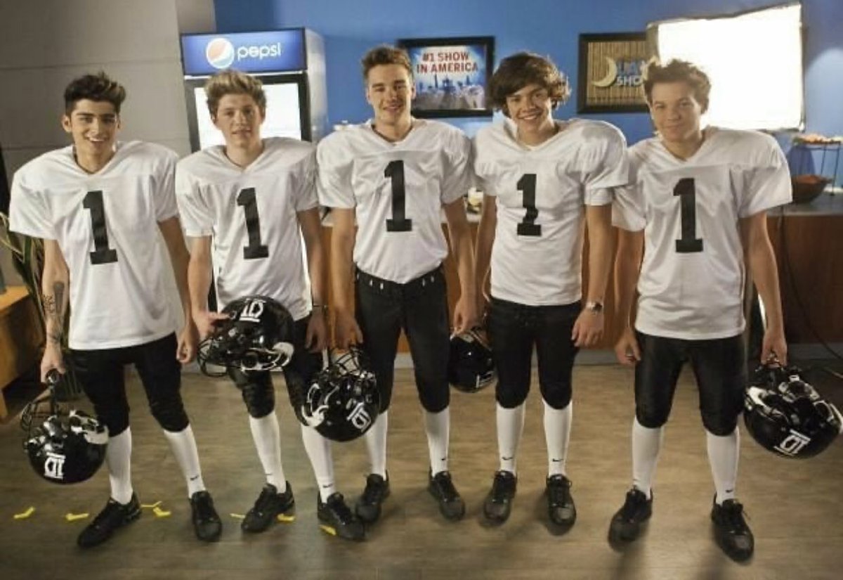 tay_cunningham's tweet photo. at least we have this #10YearsOfOneDiretion https://t.co/CXU3X5yh83