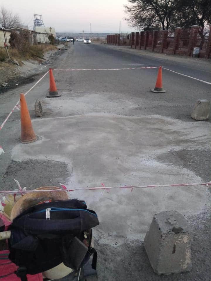 AdvoBarryRoux's tweet photo. This guy goes by the name sosville, he fix roads in boitekong, He’s not employed by the municipality but his doing a great job without payment, he collect donations on daily basis and buy cement to fix the road. https://t.co/SLLUJ1axBY