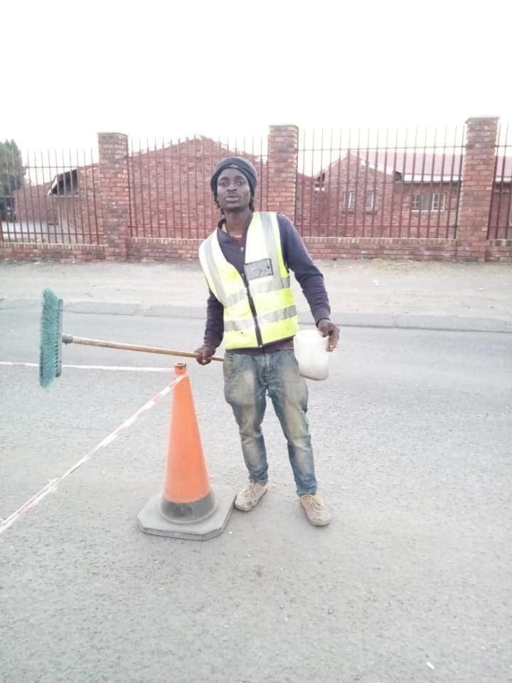AdvoBarryRoux's tweet photo. This guy goes by the name sosville, he fix roads in boitekong, He’s not employed by the municipality but his doing a great job without payment, he collect donations on daily basis and buy cement to fix the road. https://t.co/SLLUJ1axBY