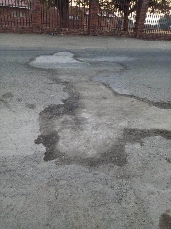 AdvoBarryRoux's tweet photo. This guy goes by the name sosville, he fix roads in boitekong, He’s not employed by the municipality but his doing a great job without payment, he collect donations on daily basis and buy cement to fix the road. https://t.co/SLLUJ1axBY