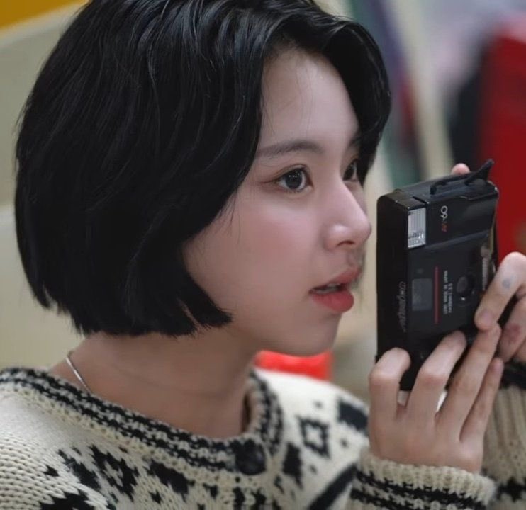 Son Chaeyoung-Streams games, but no one watches-always goes out for photography-afraid of commitment
