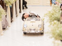 結婚式で爆睡するリングボーイがみんなを笑顔に 居眠り運転で指輪を運ぶ姿が 天使 幸せをもらえる と人気呼ぶ ねとらぼ