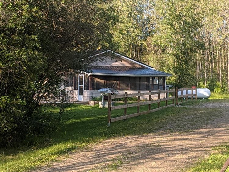 jojomom1974's tweet image. After 7 years, my son and I finally decided it was time to go back...do a little healing and close this chapter of our lives. This is the cabin where my life changed forever ...#spousalabuse #alcoholism #survivor #noregrets #grateful #healing #betterthanever