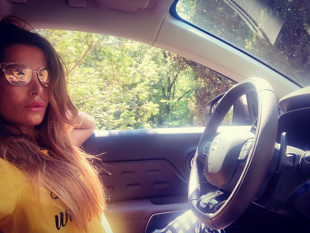 tizianafait's tweet photo. #goodmorning #friennds #readytogo #me #motorinrosa #tizianafait #faitstyle #faitpower #fatafait #teneteimotoriaccesi #photooftheday #selfie #selfietime https://t.co/G2Zxr1WOA0