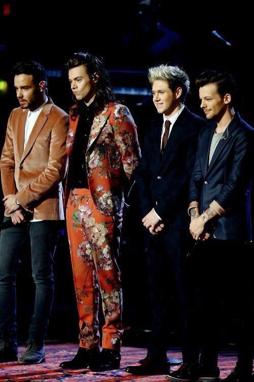 gloloves1dskz's tweet photo. Primera foto     //     Última foto 
Como one         //      como one 
direction           //       direction 

#10YearsOfOneDirection https://t.co/5B8rBhJ8hF