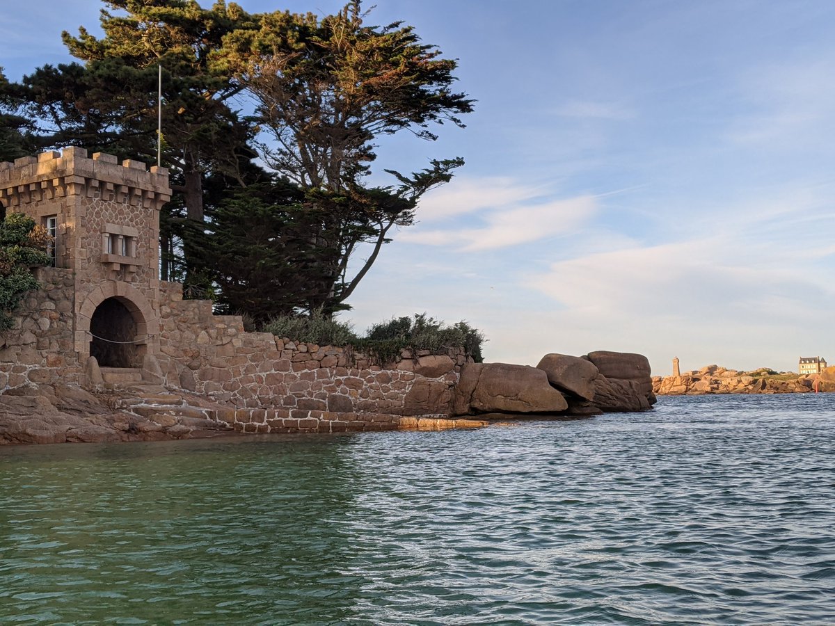 AdrienRoz's tweet photo. Lever de soleil sur Trégastel et la Côte de Granit Rose
#Bretagne #CotedeGranitRose #tregastel #cetetejevisitelafrance #chateau #costaeres #sunset #phare #granitrose #onvousattend #picoftheday #PictureOfTheDay #kayak
@TlgrammeLannion https://t.co/gzHy4tYrtX https://t.co/GzKq4OTDpx