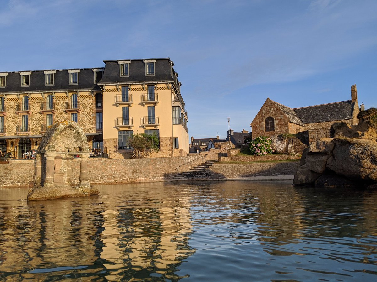 AdrienRoz's tweet photo. Lever de soleil sur Trégastel et la Côte de Granit Rose
#Bretagne #CotedeGranitRose #tregastel #cetetejevisitelafrance #chateau #costaeres #sunset #phare #granitrose #onvousattend #picoftheday #PictureOfTheDay #kayak
@TlgrammeLannion https://t.co/gzHy4tYrtX https://t.co/GzKq4OTDpx