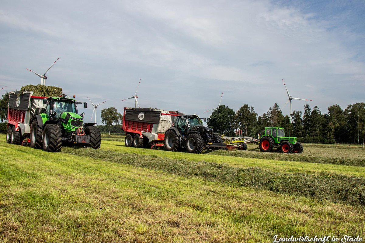 profiMagazin's tweet photo. Zu sehen sind zwei #DeutzFahr 7250 TTV mit jeweils einem #Lelly Tigo 65 und ein Deutz D13006 mit #Claas Liner 3500 vom Lohnunternehmen Gebr. Fick GmbH. https://t.co/zn4dMT2JXc