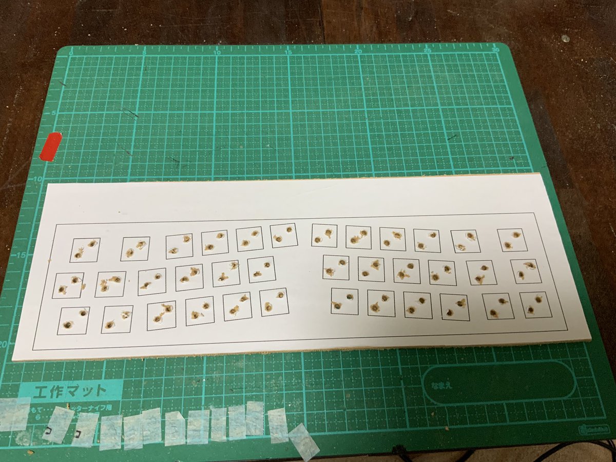 0002ozlet's tweet photo. 紙出力したものを2.5mmMDF板に糊で貼り、電動糸鋸で外形を裁断しました。そのあとは、キースイッチ一つずつ、電動ドリルで穴を開けました。
#自作キーボード #cool836A #SU120 #selfmadekeyboard https://t.co/9CpnQxVk1a