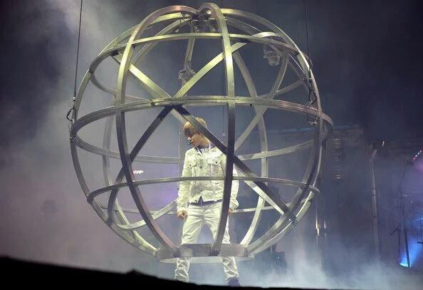 Purpleninjarg's tweet photo. Recuerden que Justin Bieber vendió el Madison Square Garden cuando tenía solo 16 años y se convirtió en el artista más joven en hacerlo. Luego vendió 2 shows completos en 30 segundos a sus 18 años, que es el tiempo más rápido que se haya vendido.

@justinbieber is a LEGEND https://t.co/U4Rcz7RhdX