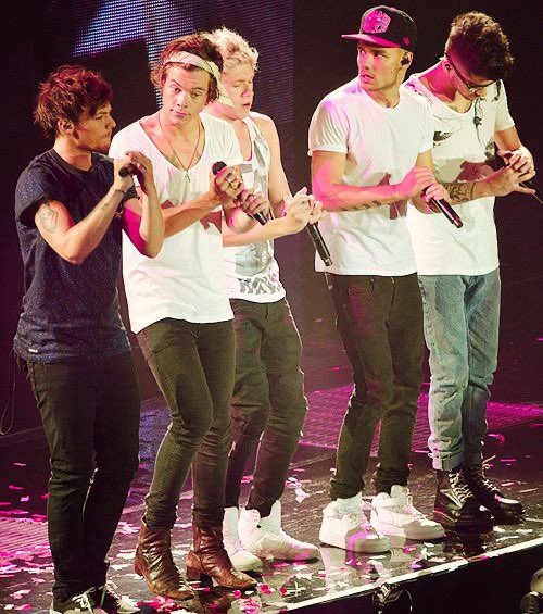 likeiwouldharry's tweet photo. Goodbyes are bittersweet, but it’s not the end I’ll see your face again #10YearsOfOneDirection https://t.co/OQ4bTxFfaP