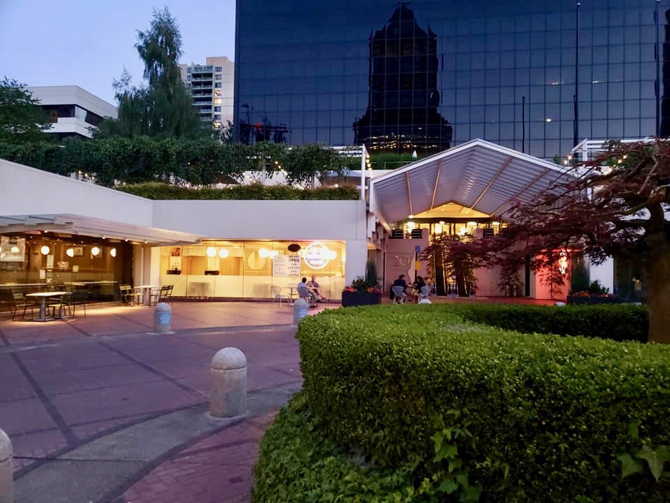 OurRealPortland's tweet photo. Scenes from downtown #Portland tonight at 9pm, just 3 blocks from the justice center. Looks awfully quiet. Just a few people enjoying a late evening coffee or cocktail. Keller Fountain Park looks peaceful. Definitely not dystopia. Thx, @KevMurphy! #RealPortland #PDX https://t.co/2lq1KCeI68
