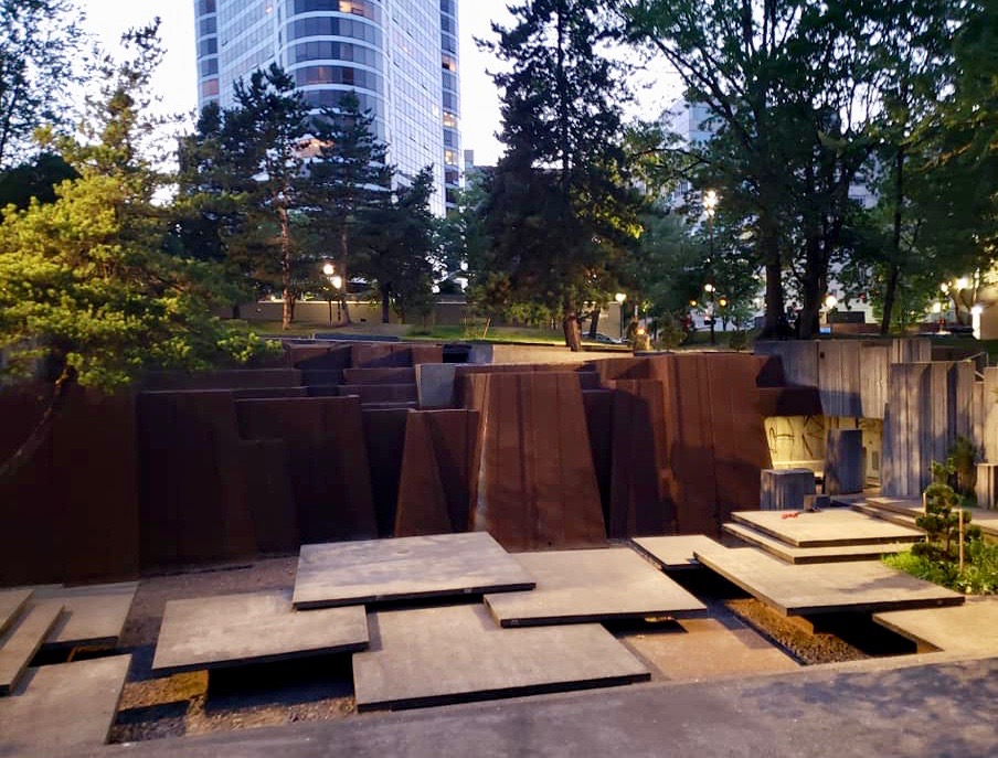OurRealPortland's tweet photo. Scenes from downtown #Portland tonight at 9pm, just 3 blocks from the justice center. Looks awfully quiet. Just a few people enjoying a late evening coffee or cocktail. Keller Fountain Park looks peaceful. Definitely not dystopia. Thx, @KevMurphy! #RealPortland #PDX https://t.co/2lq1KCeI68