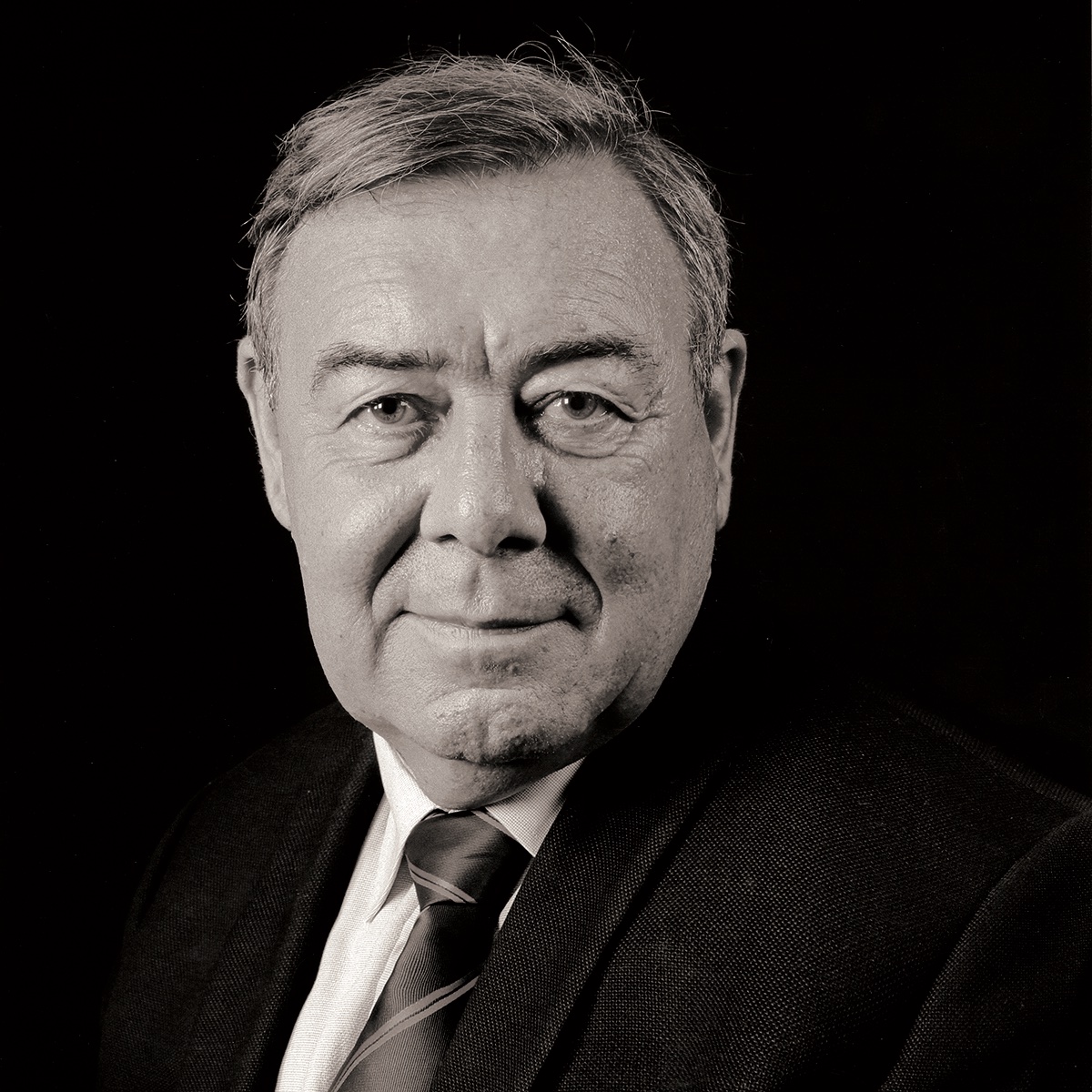 ⬛️Eric de Cromières nous a quittés.
C’est avec une grande tristesse que l’ASM Clermont Auvergne à la douleur de vous faire part du décès, cette nuit, de son président depuis juin 2013, Éric de Cromières à l’âge de 66 ans. 
bit.ly/3jy8gp2