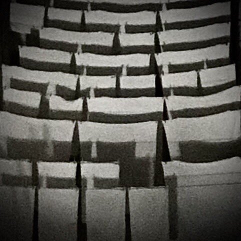 No es la luz lo que separa la noche y el día, es el laberinto. 
———————————
“Entender” (ir hacia el conocimiento, dirigir la mente hacia algo), procede de la palabra “Tender”.
—————
En el Diccionario Etimológico de Corominas, la palabra siguiente a Tender es Tenebroso.