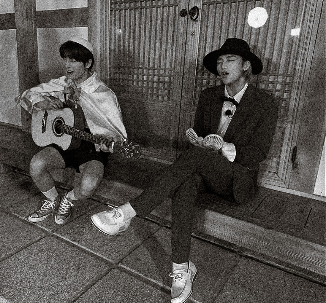 SKI1NNIE's tweet photo. A rare photo of katipuneros practicing their harana for a dalagang pilipina https://t.co/eqrKCarr7o
