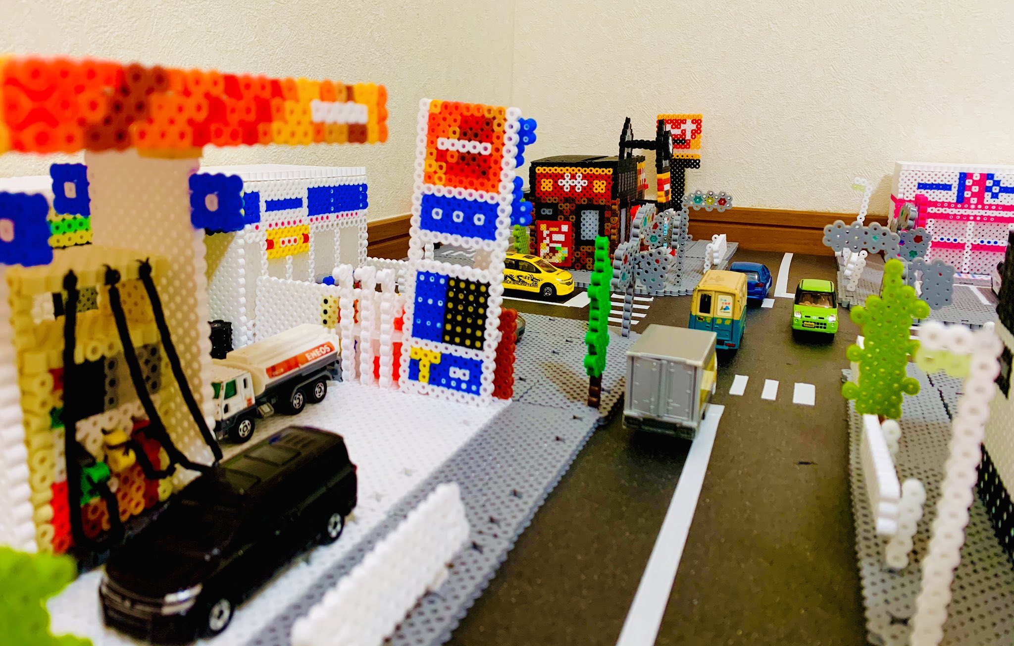 Miwa ミニカー置くと 楽しくなる ˊᵕˋ アイロンビーズ パーラービーズ トミカ トミカタウン ビーズタウン 手作りおもちゃ サーティワン マクドナルド くら寿司 すき家