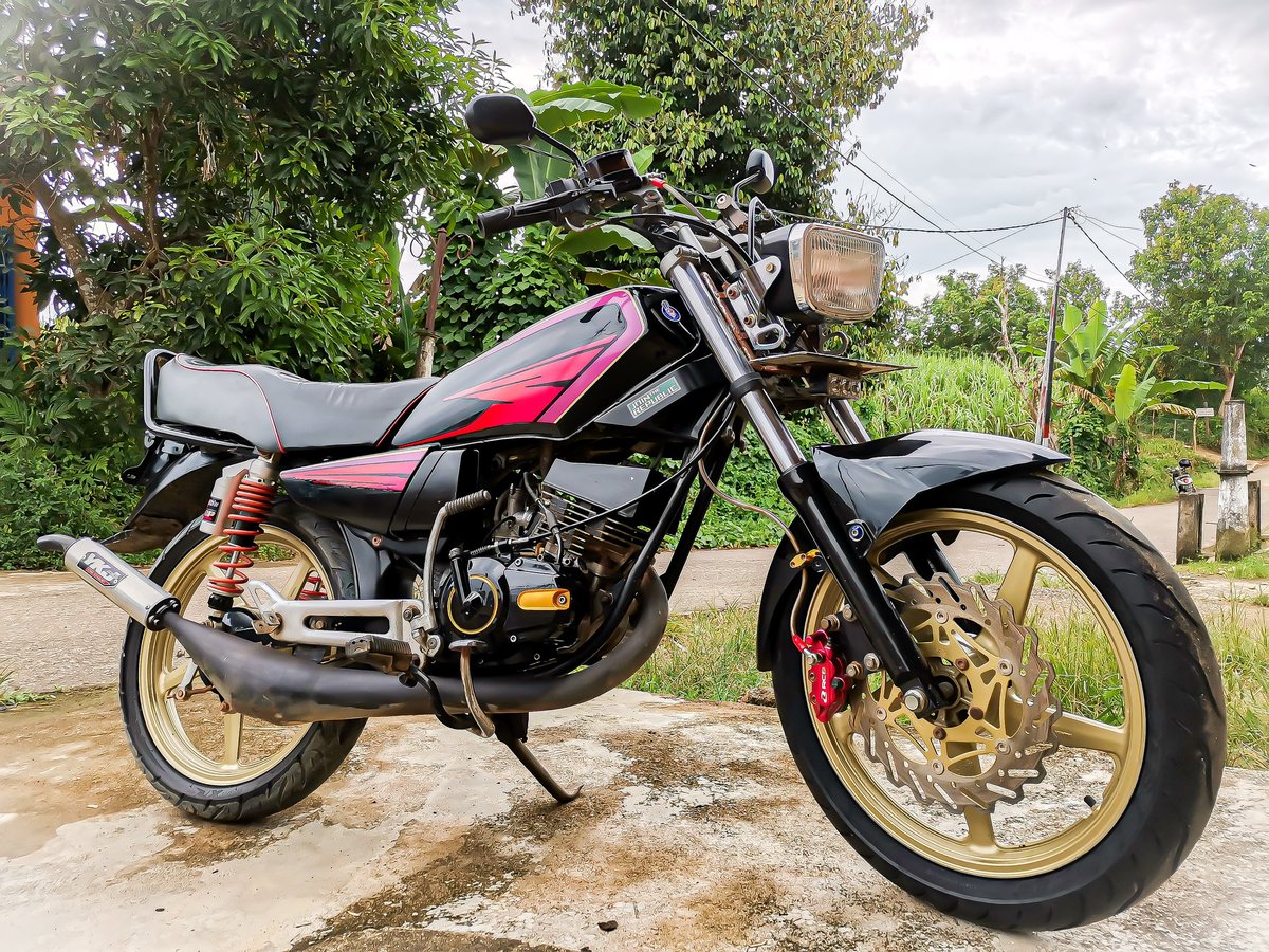 Lukmankhamdani's tweet photo. Dilemanya punya motor tua itu, mau d modif mahal, d restorasi standaran jauh lebih mahal 😅
#rxking #yrki #besitua https://t.co/E9zWv0d8nP
