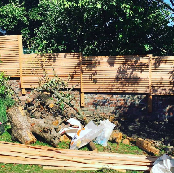 secretgardenweb's tweet photo. Creating a beautiful #timberscreen in this #garden 💚

#timberscreening #gardendesignideas #gardenfence #gardenboundary #gardendesign #landscapers_of_instagram #urbangarden #workinginthesun https://t.co/IhK2Ky72p8