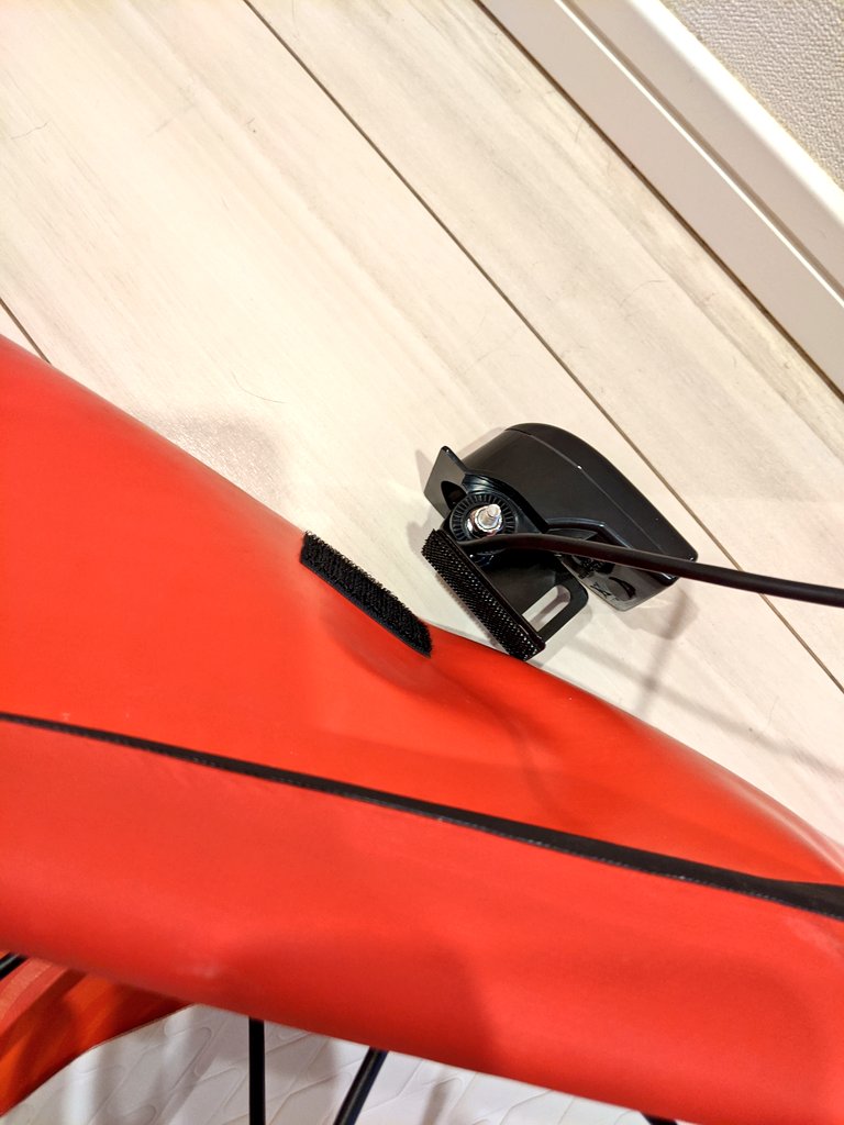yowamusi0123's tweet photo. Striker4の接続→初期設定→振動子固定でけたー!
バッテリーは百均タッパーに入れて振動子はホムセンで200円のL字ステー噛ませてマジックテープ貼っただけw
出艇して沖に出てからペタッとする取り外し仕様
これですぐ剥がれてしまうようなら他のやり方で固定する予定
#GARMIN #Striker4 https://t.co/r2ge12R96o