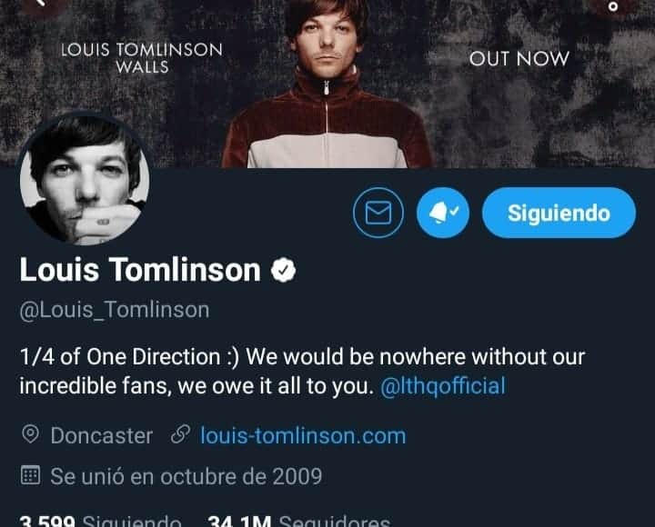 1DYEARSOLD's tweet photo. Louis ha actualizado su biografía de Twitter  " No estaríamos en ninguna parte sin nuestros increíbles fanáticos, te lo debemos todo a ti" 
Basta, no lo merecemos.
#10YearsOfOneDirection https://t.co/yHoeo9lnEl