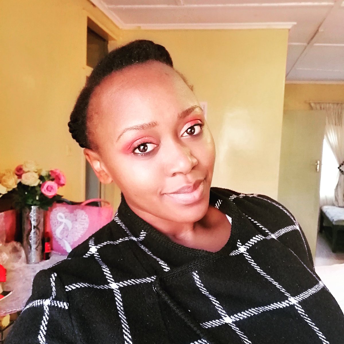 lupwesha's tweet photo. Woke up needing a little touch of glamour before I #maskup and start my day...if y'all see at the hospital looking extra, be about your business, I'm having a day 😂😂😂

#sparkle #smokeyeye #queenofextra #eyeshadowlife #yass #anaesthesiabae #ICUBae #MyTribeIsExtra https://t.co/J9CpcDRQvI