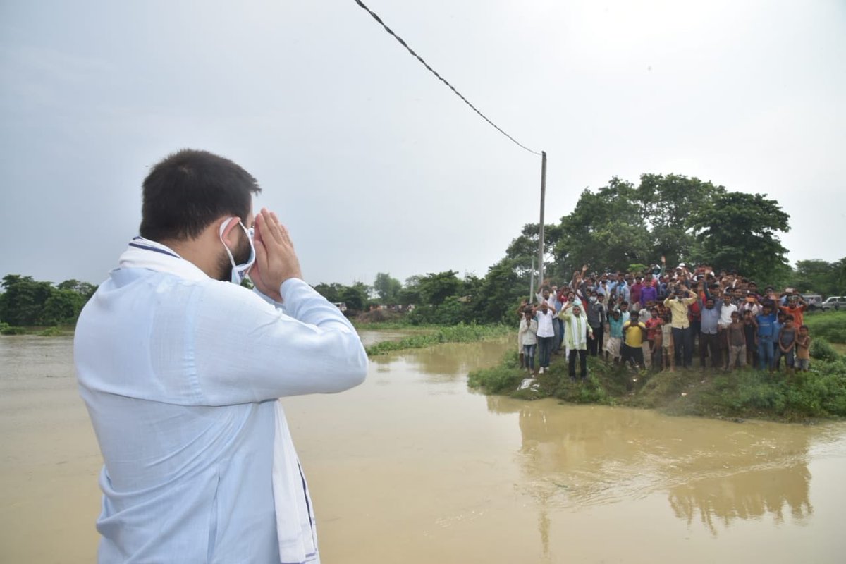 yadavtejashwi's tweet photo. NDA के 39 लोकसभा सांसद क्षेत्रों से गायब है। सरकार के कोई भी प्रभारी मंत्री संबंधित जिलों में नहीं गए। पूरा मंत्रिमंडल नदारद है। बाढ़ विभीषिका में जलसंसाधन मंत्री का कुछ अता-पता नहीं और ना ही स्वास्थ्य व आपदा प्रबंधन मंत्री का।

हम हरसंभव पीड़ितों व जरूरतमंदो की सहायता कर रहे है। https://t.co/oisGQQ9fjb