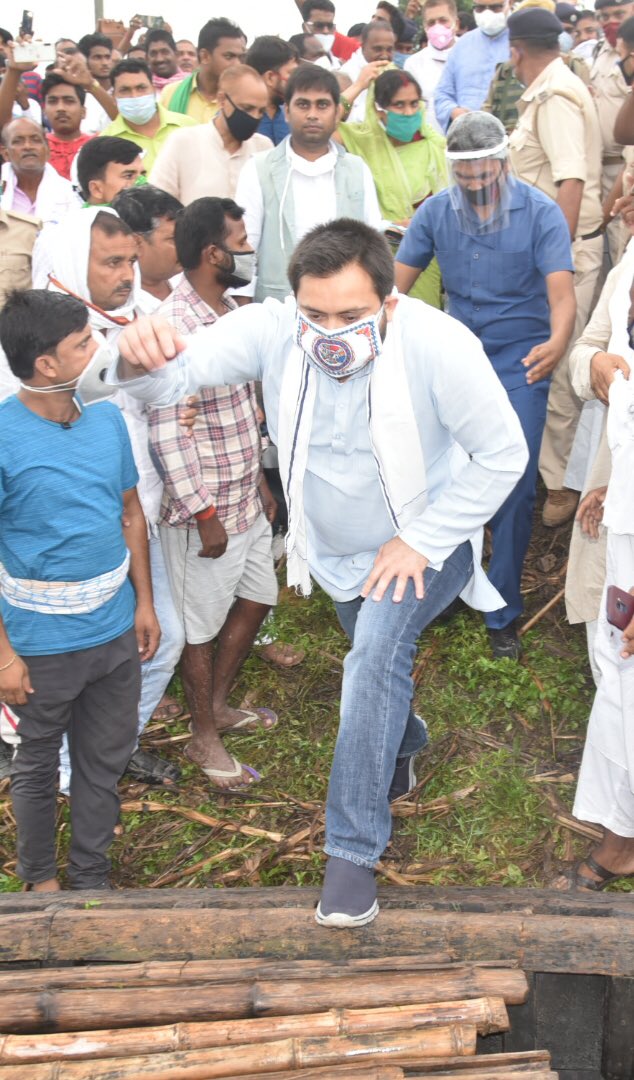 yadavtejashwi's tweet photo. NDA के 39 लोकसभा सांसद क्षेत्रों से गायब है। सरकार के कोई भी प्रभारी मंत्री संबंधित जिलों में नहीं गए। पूरा मंत्रिमंडल नदारद है। बाढ़ विभीषिका में जलसंसाधन मंत्री का कुछ अता-पता नहीं और ना ही स्वास्थ्य व आपदा प्रबंधन मंत्री का।

हम हरसंभव पीड़ितों व जरूरतमंदो की सहायता कर रहे है। https://t.co/oisGQQ9fjb