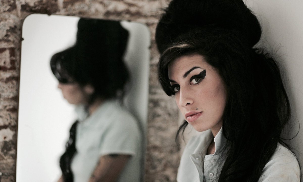 retrochenta's tweet photo. Hoy hace 9 años que nos dejó la maravillosa Amy Winehouse. #AmyWinehouse https://t.co/xg0qoAARRi
