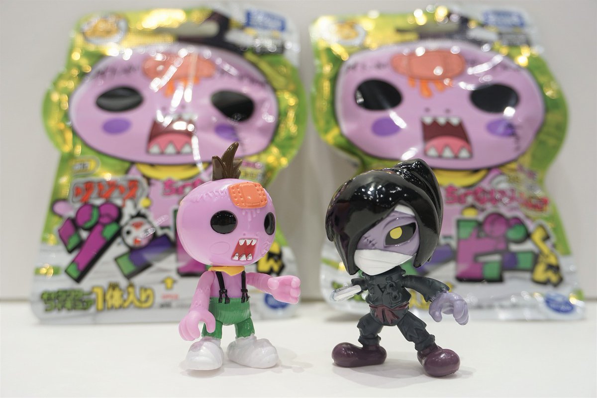 コロコロbase Twitterren 超注目 ゾゾゾゾンビーくん の新商品を紹介するゾ ちょ ないゾーフィギュア Vol 1 パッケージの ゾンビーくんのお腹を開けて 腸を引きずり出そう 腸から出てきたパーツを組み立てるとフィギュアが完成 9種類のうち どれかひとつ