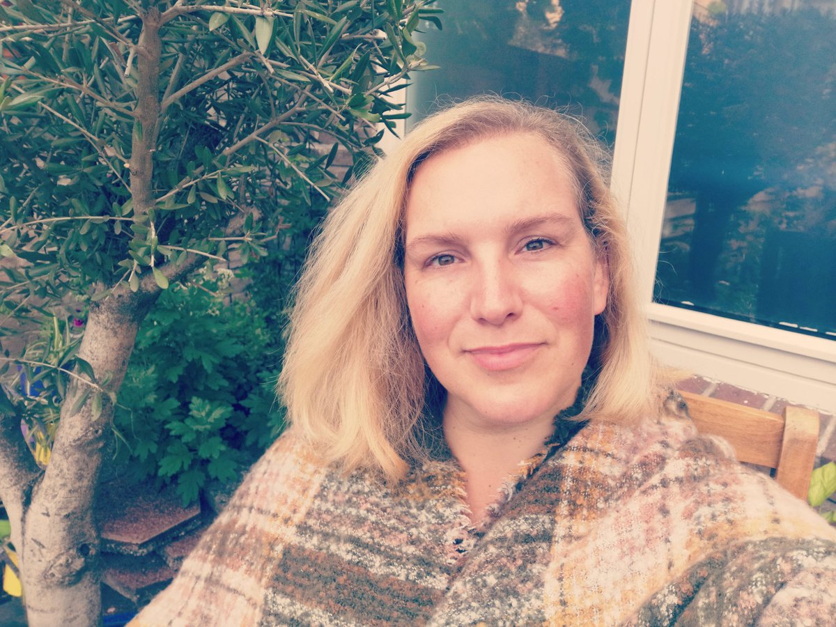 majomijling's tweet photo. Best vroeg dit. Om 06.00 uur opgestaan voor het #poezengrut om buiten te kunnen spelen 😂 #makeuploos #vakantie https://t.co/NnMxBh2t0z