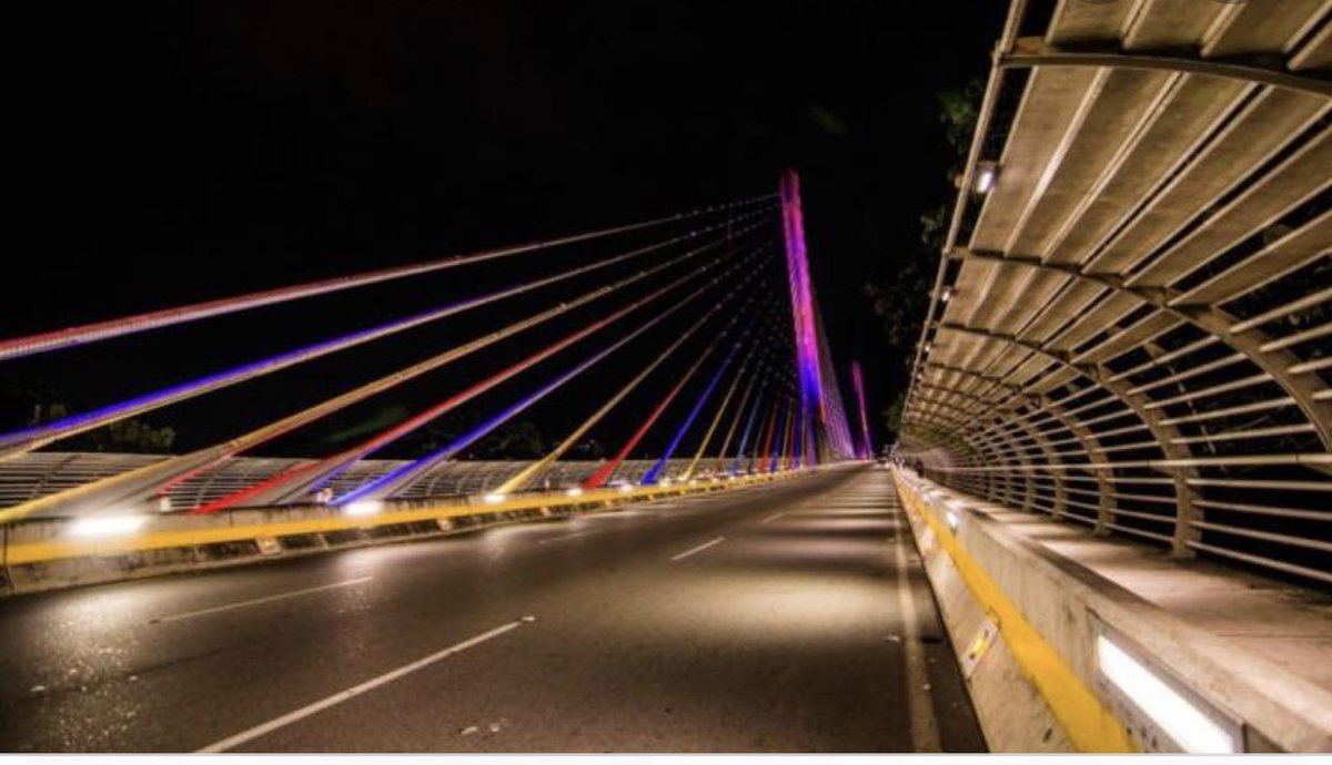 SebastanCarril2's tweet photo. Neoyorkino que se respete pasó por el #Manjaran Bridge escuchando Empire State of Mind y paró a capturar el recuerdo en este punto.  #Bucarayork https://t.co/CLrpzlFDke