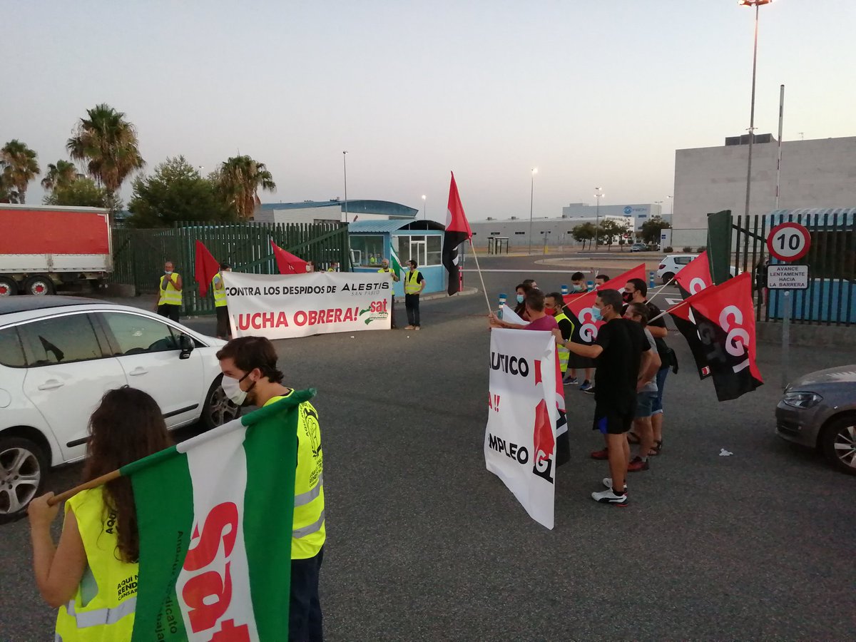 EponillaDudosa's tweet photo. Piketes esta mañana en la #huelgaairbus de hoy #23julio.
¡Sector aeronáutico en lucha!
#despidoszero #CGTtusindicato
@CGTSevilla @CGT_A @CgtSanpablo @CGTAirbusCadiz @CGTairbusDSTlse https://t.co/menm0gZD4N https://t.co/6GsbUdWWRt