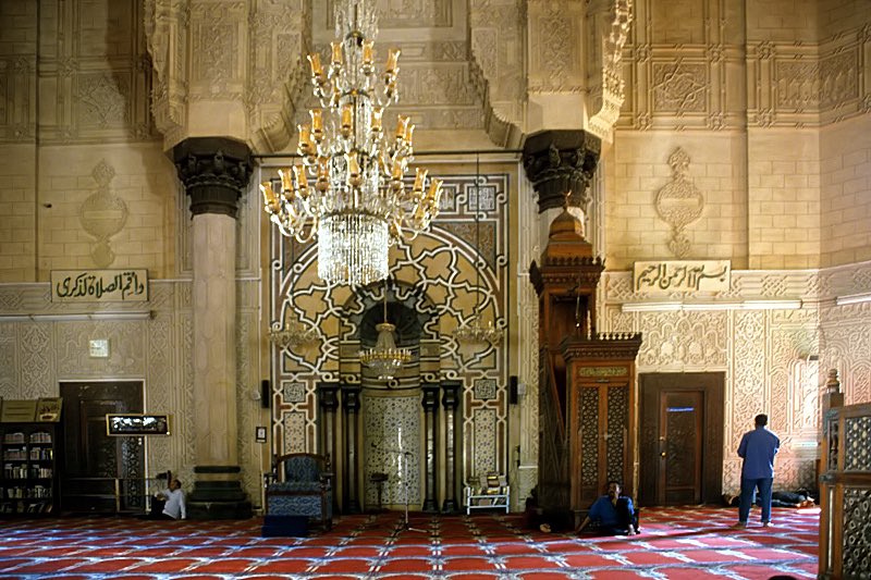 جامع أبو العباس المرسي
أحد أقدم وأشهر المساجد التي بنيت في الأسكندرية.حيث يتميز بقبابه المميزة الشكل...