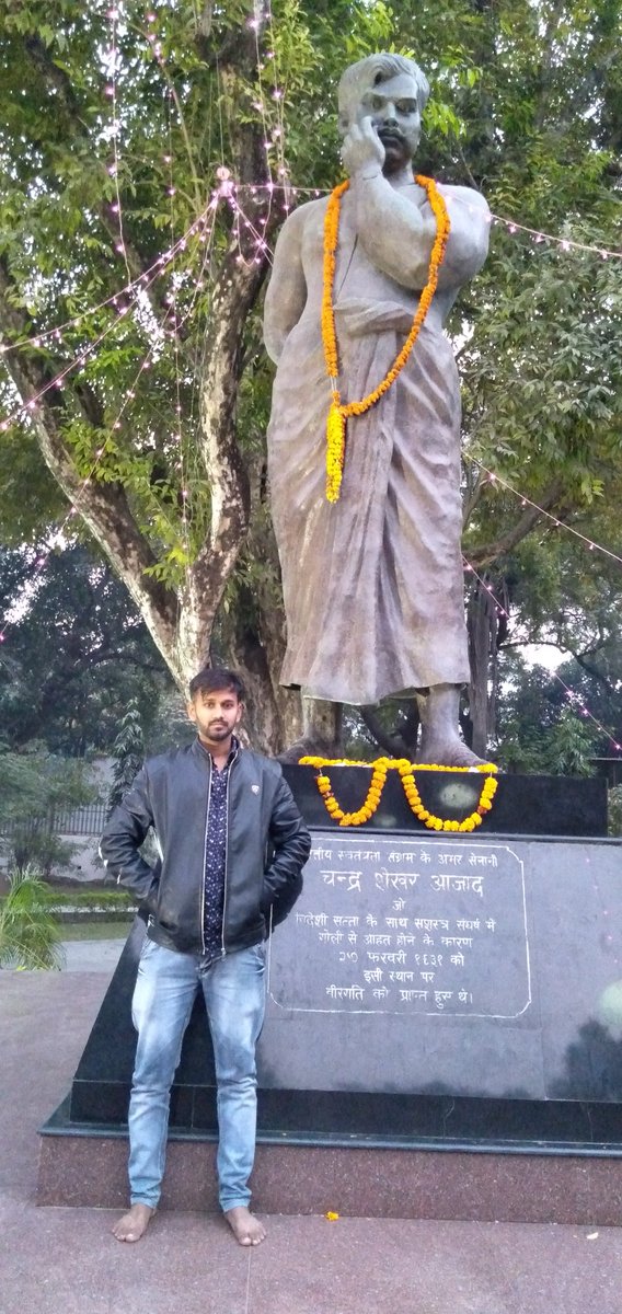 ankurm_official's tweet photo. चंद्रशेखर आजाद पार्क, प्रयागराज (उ॰प्र॰) जाने के बाद मुझे एक अलग जोश व आत्मविश्वास की अनुभूति हुई। यह वह प्रेरणादायक स्थल है जहां आप देशप्रेम, मातृभूमि के लिए सेवा-भाव, समानता-भाईचारा,  देश के लिए त्याग व सम्मान की भावना के लिए प्रेरित होते हैं। 
जय भारत 🇮🇳🙏🏻
#ChandrashekharAzad https://t.co/dy1JT8bLBx