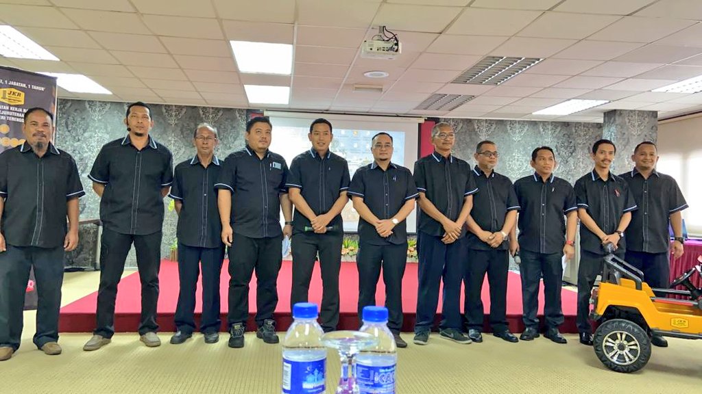 Tn.Pengarah <a href="/yusufghani200/">تذكرة</a> &amp; seluruh warga #JKRTerengganu mengucapkan Tahniah kpd Kump.1st MECH T <a href="/jkr_ckm_ter/">JKR CKM TERENGGANU</a> yg telah berjaya memenangi Pingat Gangsa bg pertandingan iCompEx 2020,anj Politeknik Sultan Abdul Halim Mu'adzam Shah,Kedah.
<a href="/DrAhmadSamsuri/">Dr Ahmad Samsuri Mokhtar</a> <a href="/IrZulkefly/">Mohd Zulkefly S</a> <a href="/adamsidekgmail1/">Adam Sidek</a>