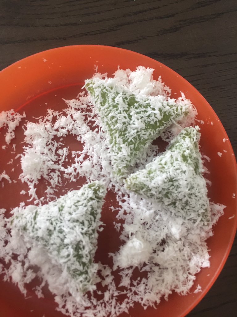 Klepon belum ada apa2 nya dibanding lupis...
Hijau: pohon natal
Kelapa: salju
Segitiga: iluminati
Bedanya klepon crot di dalem,sedangkan lupis crot di luar