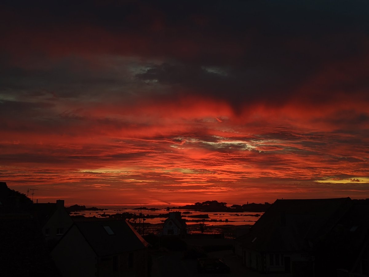 AdrienRoz's tweet photo. Lever de soleil sur Trégastel et la Côte de Granit Rose
#Bretagne #CotedeGranitRose #tregastel #cetetejevisitelafrance #chateau #costaeres #sunset #phare #granitrose #onvousattend #picoftheday #PictureOfTheDay #kayak
@TlgrammeLannion https://t.co/gzHy4tYrtX https://t.co/GzKq4OTDpx