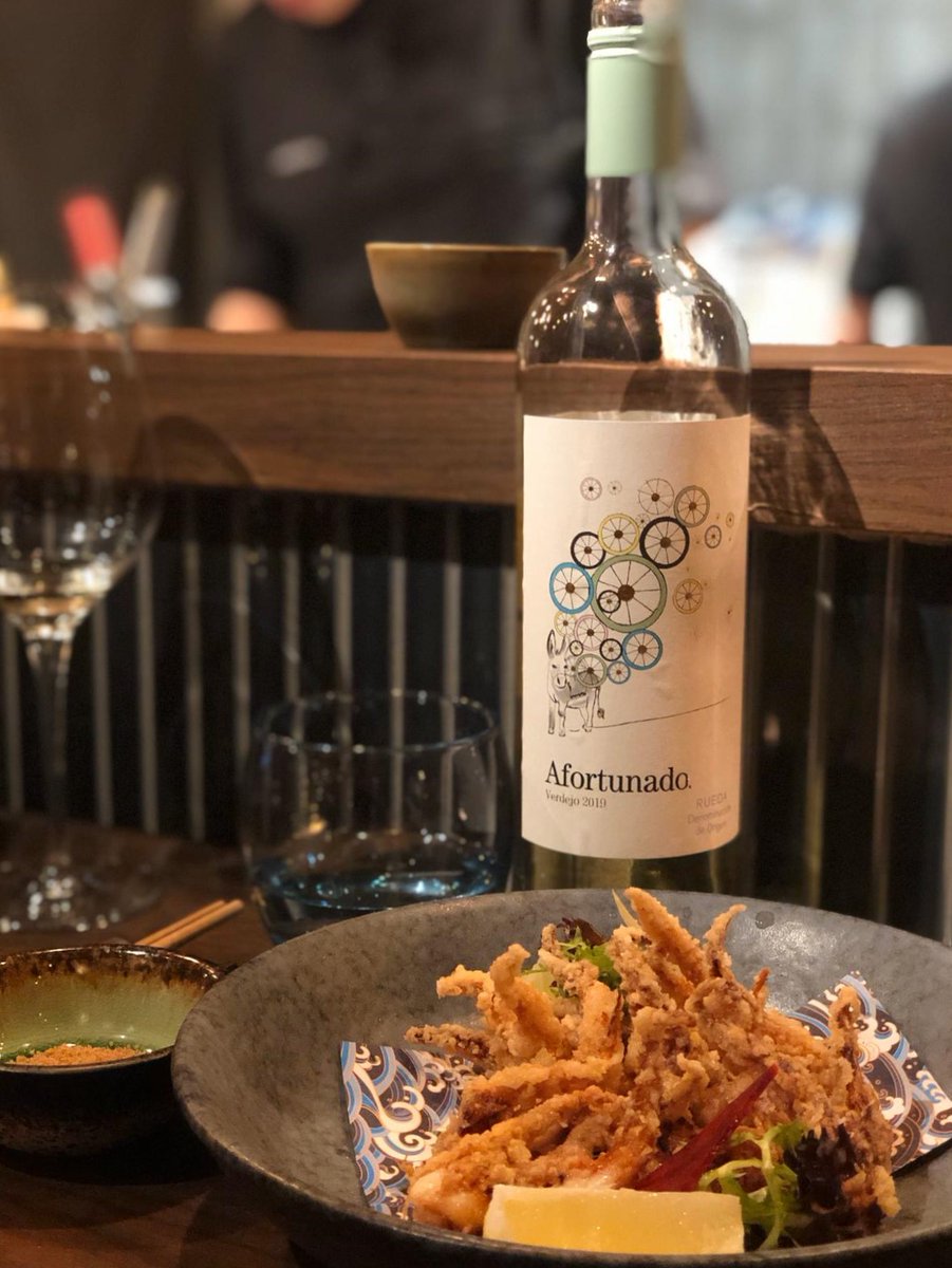VinoAfortunado's tweet photo. Desde hace un tiempo, ¡nuestro #MomentoAfortunado se ha internacionalizado! Ya puedes encontrar nuestro vino en más de 20 países. Esta foto de aquí es en #Kyatcha descubriendo nuevos sabores inspiradores y platos.
¿Quieres un bocado?   😋 https://t.co/YXYtkr5oDo