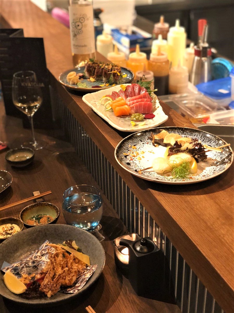 VinoAfortunado's tweet photo. Desde hace un tiempo, ¡nuestro #MomentoAfortunado se ha internacionalizado! Ya puedes encontrar nuestro vino en más de 20 países. Esta foto de aquí es en #Kyatcha descubriendo nuevos sabores inspiradores y platos.
¿Quieres un bocado?   😋 https://t.co/YXYtkr5oDo