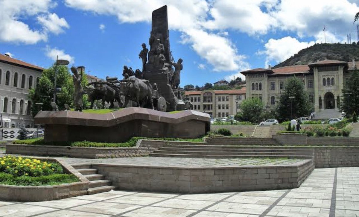 <a href="/GSBgenclik/">Gençlik Hizmetleri</a> Türkiye'nin en güzel üç meydanından birisi olarak gösterilen Kastamonu Cumhuriyet Meydanı